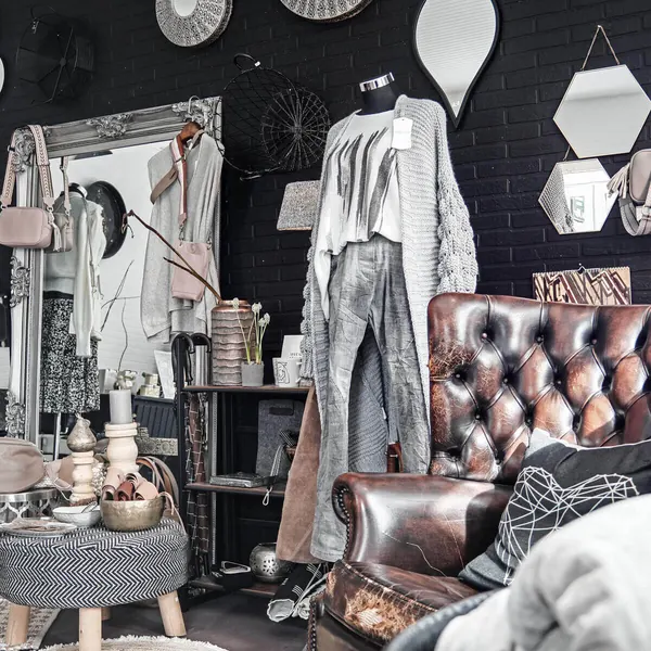 Verkaufsraum mit Mode, Accessoires und Ledersessel
